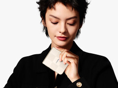 O Mix Flip 2 custa a partir de US$ 999 na Giztop. Na foto: uma imagem promocional do telefone dobrável. (Fonte da imagem: Xiaomi)