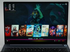 Laptop AIM MAX+ rodando Bazzite com jogos como Spider-Man 2, The Witcher 3 e Hades mostrados no launcher. (Fonte da imagem: ETA PRIME no YouTube)