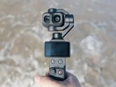 Um close-up do DJI Osmo Pocket 4P com suas duas lentes de câmera.