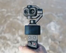 Um close-up do DJI Osmo Pocket 4P com suas duas lentes de câmera.