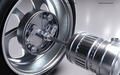 O eixo de acionamento da Uni Wheel se conecta a uma engrenagem de acionamento que aciona engrenagens de pinhão, que, por sua vez, estão conectadas a uma engrenagem de anel externo para acionar a roda. (Fonte da imagem: Hyundai Motor Group)