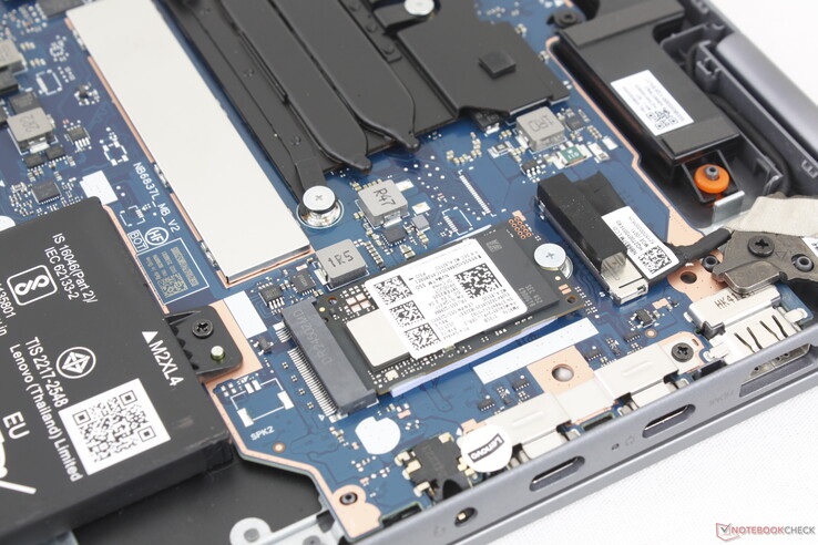 Suporta apenas um único SSD M.2 2242