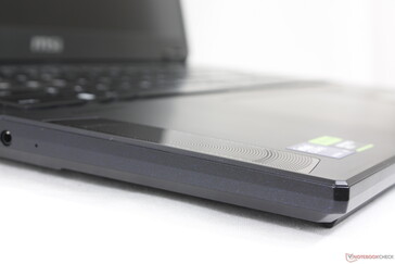 O design externo não possui os excêntricos LEDs RGB de muitos outros modelos da MSI