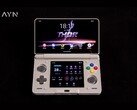 O AYN Thor tem duas telas AMOLED sensíveis ao toque. (Fonte da imagem: AYN)