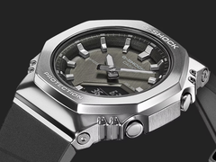 O Casio G-Shock GMS2110-1A1 com moldura de metal, retratado em um fundo escuro. (Fonte da imagem: Casio)