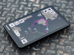 O DriveTrack 72 da Garmin (foto) já está disponível globalmente. (Fonte da imagem: Garmin)