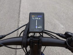 Com o smartphone emparelhado, a tela pode ser usada para navegação