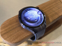 O Huawei Watch 5 custa a partir de 449 euros na UE. Na foto: o smartwatch em roxo (Fonte da imagem: Notebookcheck)