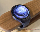 O Huawei Watch 5 custa a partir de 449 euros na UE. Na foto: o smartwatch em roxo (Fonte da imagem: Notebookcheck)