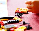 Imagem mostrando peças de LEGO em um tapete vermelho (Fonte da imagem: Efraimstochter - Pixabays)