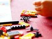 Imagem mostrando peças de LEGO em um tapete vermelho (Fonte da imagem: Efraimstochter - Pixabays)
