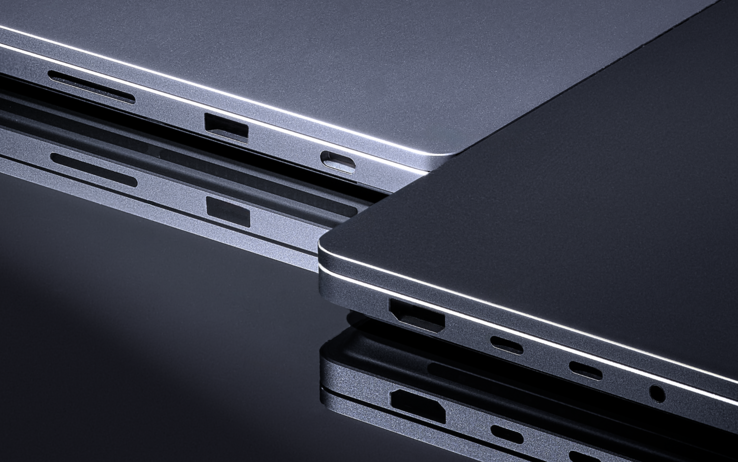 As imagens oficiais de marketing do Surface Laptop Ultra também mostram que a porta USB-C à direita é maior.