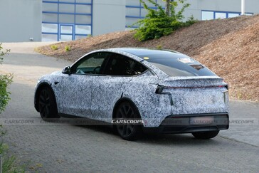 Novo Tesla Model Y 2026 em teste de desempenho na pista de corrida de Nürburgring, na Alemanha.