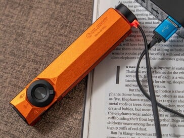 O Olight ArkPro Ultra vem com um adaptador de carregamento magnético para carregamento sem fio.