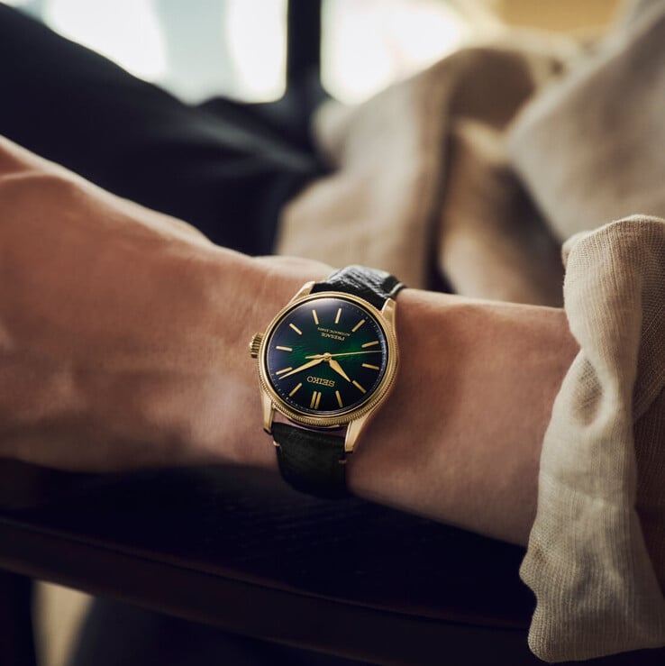 Relógio Seiko Presage Classic x Tradman’s Bonsai usado no pulso com uma pulseira de couro preta e mostrador verde-escuro.