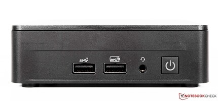 Frente: 2x conector USB 3.2, 3.5mm