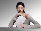 A Xiaomi apresentou uma nova configuração para o Redmi K Pad 2. Na foto: uma imagem promocional do tablet na cor prata.