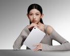 A Xiaomi apresentou uma nova configuração para o Redmi K Pad 2. Na foto: uma imagem promocional do tablet na cor prata.