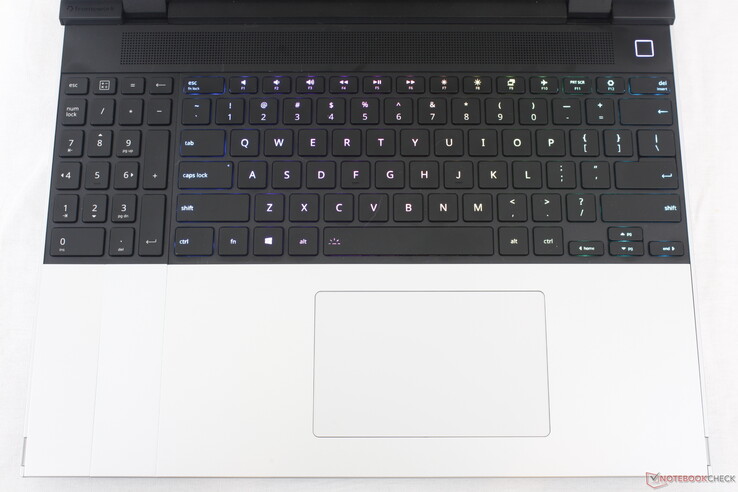 Os módulos do teclado e do clickpad podem ser rearranjados em posições incomuns e o sistema ainda os reconhecerá e funcionará normalmente. Os espaçadores estão disponíveis para usuários que não desejam nenhum teclado numérico