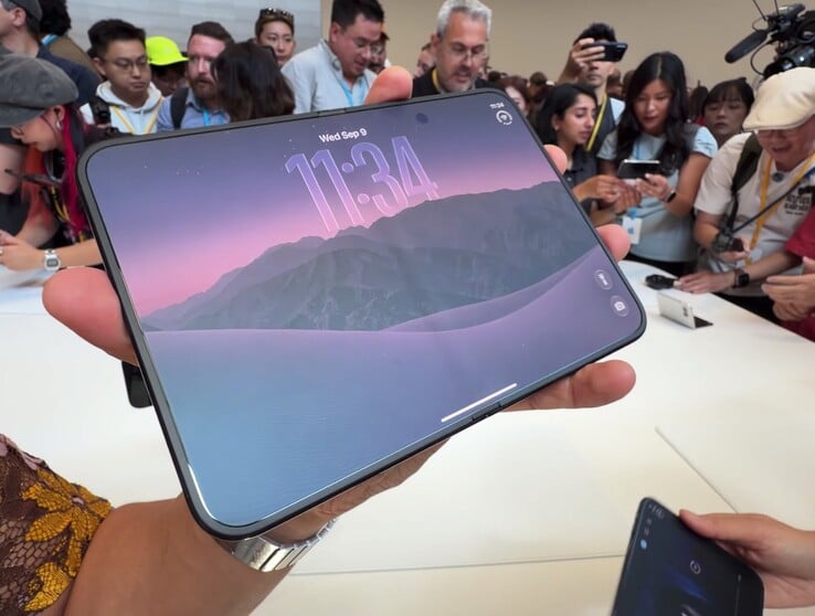 O iPhone Duo da Apple apresenta, de fato, uma dobra perceptível, mas sua superfície com nano-textura ajuda a minimizar sua visibilidade.