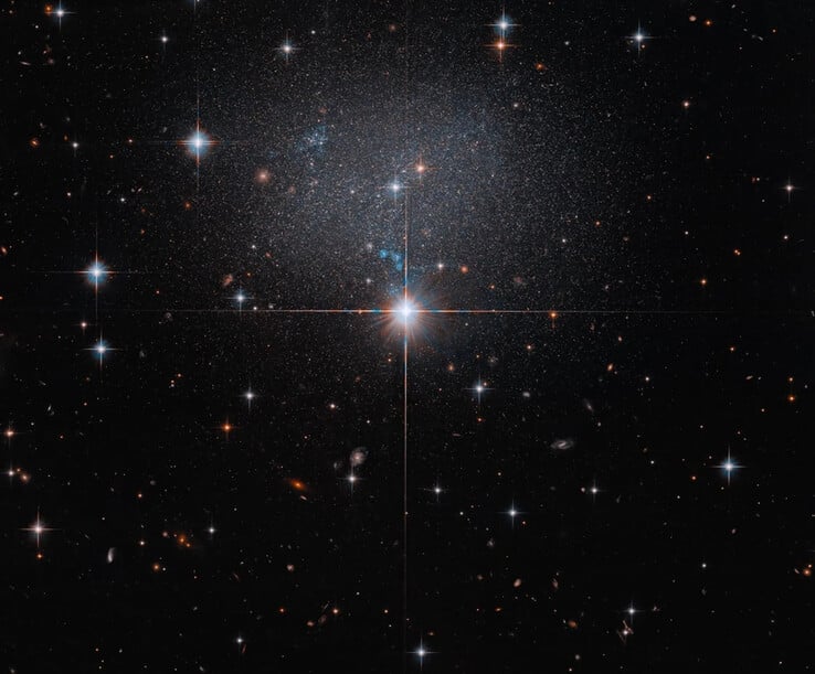 A imagem tirada pelo Telescópio Espacial Hubble mostra a galáxia anã ESO 490-017.
