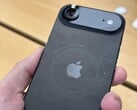 unidade de tela do iPhone Air Space Black com arranhões ao redor da área do MagSafe. (Fonte da imagem: Consomac)