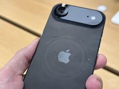 unidade de tela do iPhone Air Space Black com arranhões ao redor da área do MagSafe. (Fonte da imagem: Consomac)
