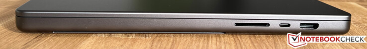 Lado direito: Leitor de cartão, USB-C 4.0 com Thunderbolt 4 (40 Gbps, modo DisplayPort-ALT 1.4, Power Delivery), HDMI 2.1