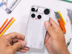 O Nothing Phone (3). (Fonte da imagem: JerryRigEverything via YouTube)