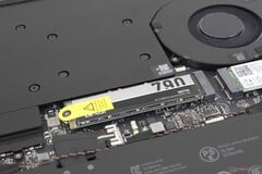 O SSD fica ao lado do resfriador e da ventoinha da câmara de vapor no Blade 16