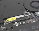 O SSD fica ao lado do resfriador e da ventoinha da câmara de vapor no Blade 16
