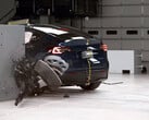 Teste de colisão de sobreposição pequena do Tesla Model Y no lado do motorista. (Fonte da imagem: IIHS/YT)