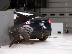 Teste de colisão de sobreposição pequena do Tesla Model Y no lado do motorista. (Fonte da imagem: IIHS/YT)