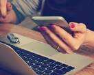 Um usuário de telefone lendo a tela (Fonte da imagem: Firmbee/Unsplash)