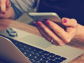 Um usuário de telefone lendo a tela (Fonte da imagem: Firmbee/Unsplash)