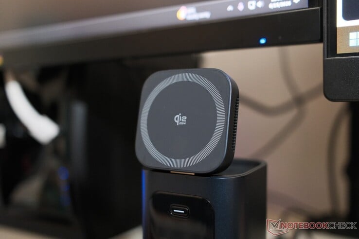 O RD1 Pro vem equipado com uma base de carregamento sem fio Qi 2.2, que se abre para manter o seu celular em uma posição mais acessível sobre a mesa.