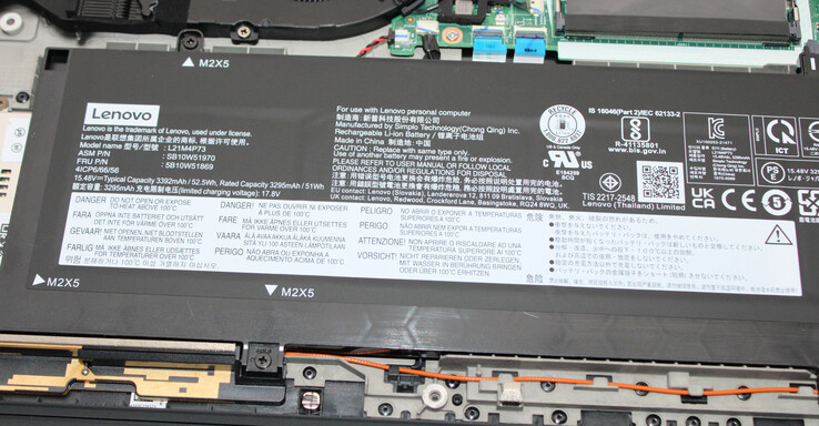 A bateria interna tem capacidade de 52,5 Wh.