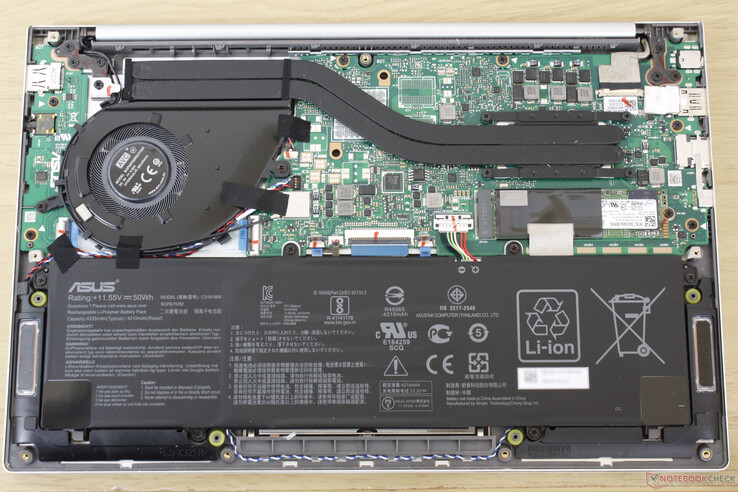 Asus VivoBook S13 S333JA placa-mãe. O painel inferior é fixado por 9 parafusos Torx T5