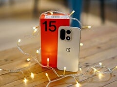 A versão global do OnePlus 15 foi anunciada em outubro de 2025.