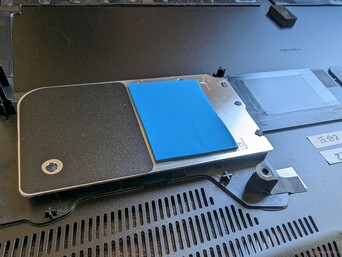 Espalhador de calor dedicado para os dois SSDs. O desempenho dos SSDs ainda aceleraria em nossos testes, no entanto