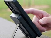 Um suporte de alumínio no banco de energia Rokform MagSafe de 10.000 mAh mantém o telefone conectado para uso com as mãos livres. (Fonte da imagem: Rokform)