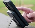 Um suporte de alumínio no banco de energia Rokform MagSafe de 10.000 mAh mantém o telefone conectado para uso com as mãos livres. (Fonte da imagem: Rokform)