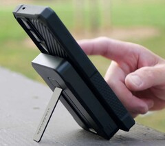 Um suporte de alumínio no banco de energia Rokform MagSafe de 10.000 mAh mantém o telefone conectado para uso com as mãos livres. (Fonte da imagem: Rokform)