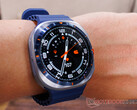 2025 Galaxy O Watch Ultra (na foto) tem 64 GB de armazenamento (Fonte da imagem: Notebookcheck)