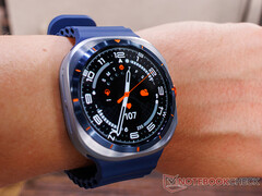 2025 Galaxy O Watch Ultra (na foto) tem 64 GB de armazenamento (Fonte da imagem: Notebookcheck)