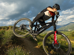 A Trek Fuel Plus (foto) apresenta o motor TQ HPR60 e uma bateria maior de 580Wh. (Fonte da imagem: Trek Bikes)