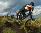 A Trek Fuel Plus (foto) apresenta o motor TQ HPR60 e uma bateria maior de 580Wh. (Fonte da imagem: Trek Bikes)