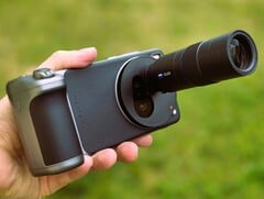 O Vivo X200 Ultra com acessórios de câmera em análise. (Fonte da imagem: Marcus Herbrich)