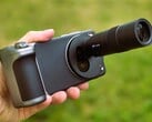 O Vivo X200 Ultra com acessórios de câmera em análise. (Fonte da imagem: Marcus Herbrich)