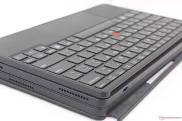 O teclado e o suporte separados são fixados magneticamente em ambos os lados do tablet quando fechado